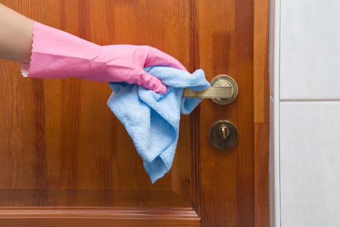 Мытье эмалевых дверей